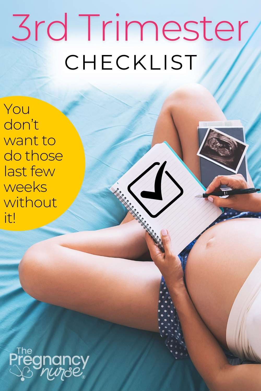 pregnant woman holding a notebook // 3rd trimetser checklist.