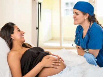 pregnant woman talking to anesthesiologist