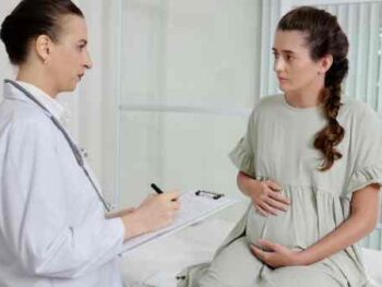 pregnant woman, talking to her doctor //
