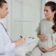 pregnant woman, talking to her doctor //