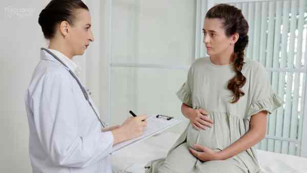 pregnant woman, talking to her doctor //