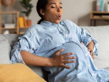 pregnant woman in the pains of labor //