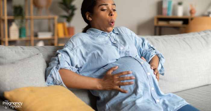 pregnant woman in the pains of labor //